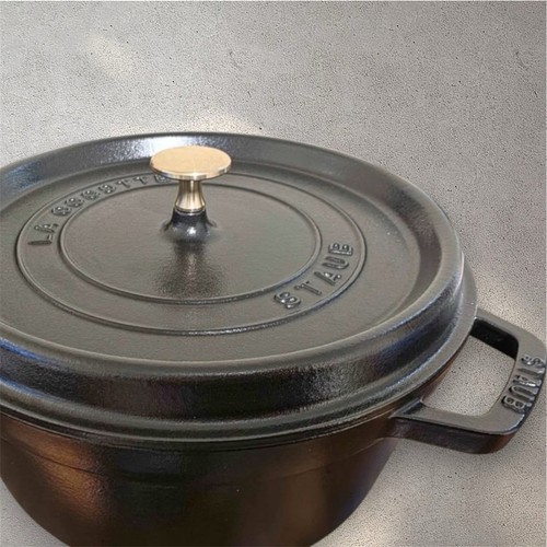 Staub round cocotte - 5.5,